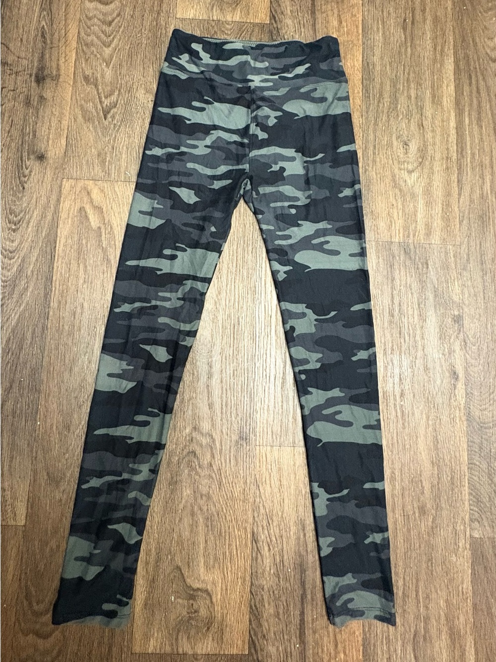 Suzette Collection camo leggings one size.